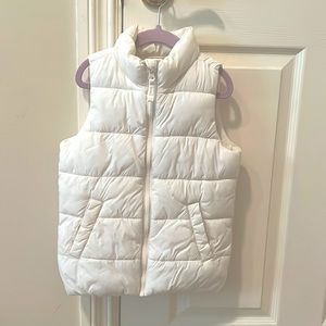 Old Navy white quilted puffer vest/ padded inside girls/boys S 6-7